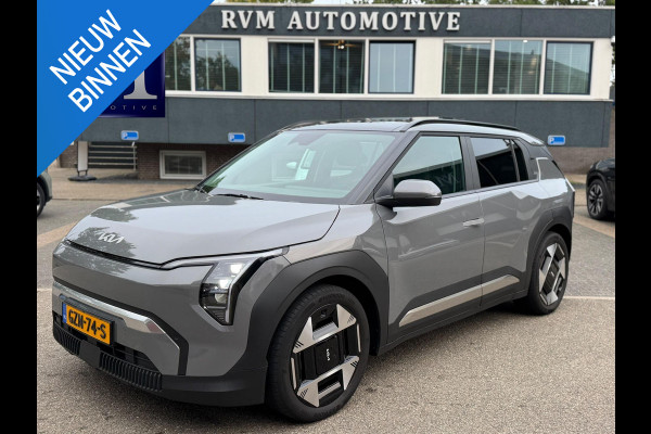 Kia EV3 Plus Advanced 58.3 kWh SOH 100% | HARMAN KARDON | DODE HOEK | ELEK. STOELEN | STOEL + STUURVERWARMING | ADAP. CRUISE | ACHTERUITRIJCAMERA | PANO | FABRIEKS GARANTIE TOT 01-2032 | NET ONDERHOUD GEHAD DIRECT LEVERBAAR |