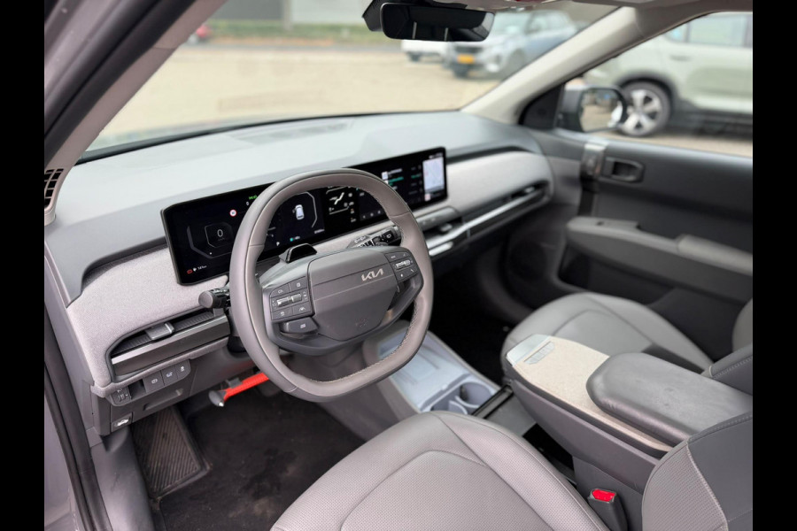 Kia EV3 Plus Advanced 58.3 kWh SOH 100% | HARMAN KARDON | DODE HOEK | ELEK. STOELEN | STOEL + STUURVERWARMING | ADAP. CRUISE | ACHTERUITRIJCAMERA | PANO | FABRIEKS GARANTIE TOT 01-2032 | NET ONDERHOUD GEHAD DIRECT LEVERBAAR |