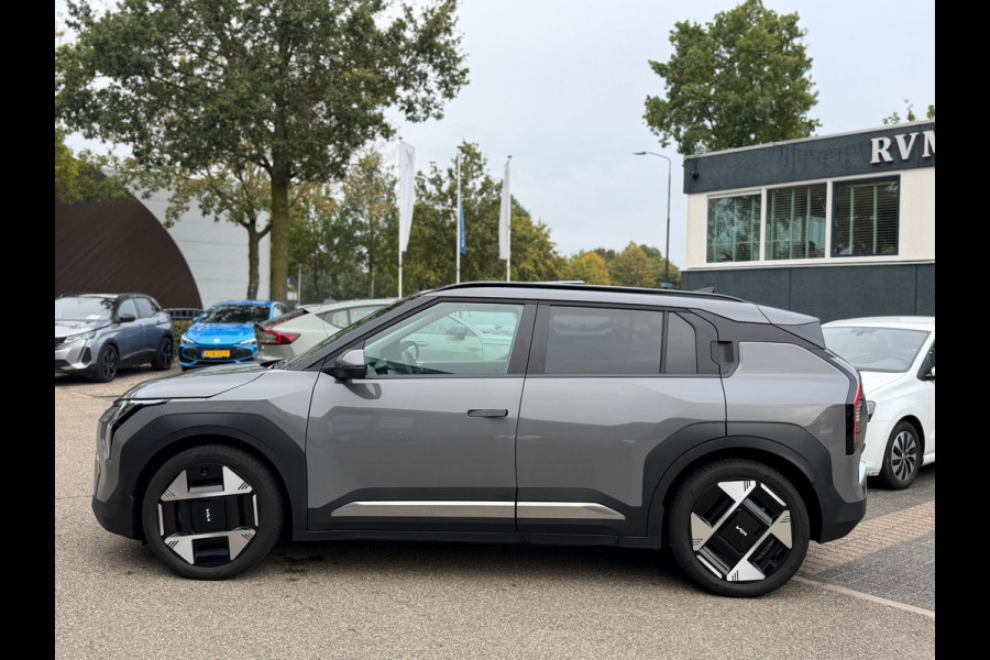 Kia EV3 Plus Advanced 58.3 kWh SOH 100% | HARMAN KARDON | DODE HOEK | ELEK. STOELEN | STOEL + STUURVERWARMING | ADAP. CRUISE | ACHTERUITRIJCAMERA | PANO | FABRIEKS GARANTIE TOT 01-2032 | NET ONDERHOUD GEHAD DIRECT LEVERBAAR |
