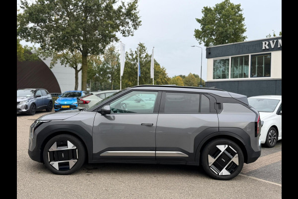 Kia EV3 Plus Advanced 58.3 kWh SOH 100% | HARMAN KARDON | DODE HOEK | ELEK. STOELEN | STOEL + STUURVERWARMING | ADAP. CRUISE | ACHTERUITRIJCAMERA | PANO | FABRIEKS GARANTIE TOT 01-2032 | NET ONDERHOUD GEHAD DIRECT LEVERBAAR |