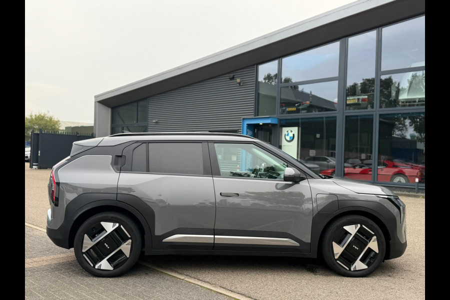 Kia EV3 Plus Advanced 58.3 kWh SOH 100% | HARMAN KARDON | DODE HOEK | ELEK. STOELEN | STOEL + STUURVERWARMING | ADAP. CRUISE | ACHTERUITRIJCAMERA | PANO | FABRIEKS GARANTIE TOT 01-2032 | NET ONDERHOUD GEHAD DIRECT LEVERBAAR |