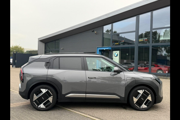 Kia EV3 Plus Advanced 58.3 kWh SOH 100% | HARMAN KARDON | DODE HOEK | ELEK. STOELEN | STOEL + STUURVERWARMING | ADAP. CRUISE | ACHTERUITRIJCAMERA | PANO | FABRIEKS GARANTIE TOT 01-2032 | NET ONDERHOUD GEHAD DIRECT LEVERBAAR |