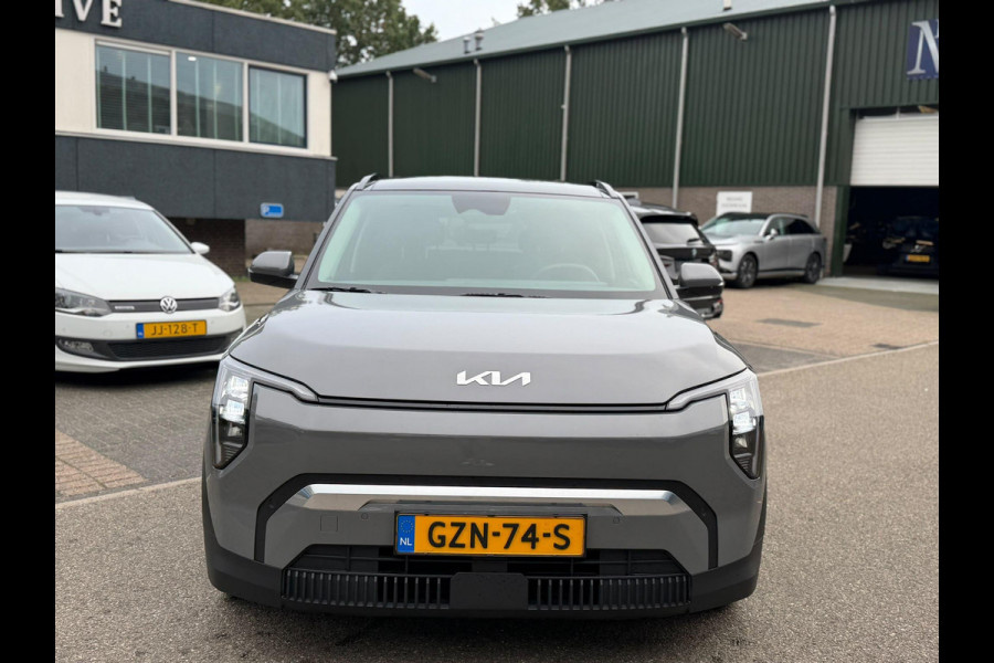 Kia EV3 Plus Advanced 58.3 kWh SOH 100% | HARMAN KARDON | DODE HOEK | ELEK. STOELEN | STOEL + STUURVERWARMING | ADAP. CRUISE | ACHTERUITRIJCAMERA | PANO | FABRIEKS GARANTIE TOT 01-2032 | NET ONDERHOUD GEHAD DIRECT LEVERBAAR |