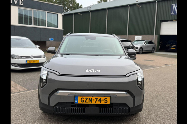 Kia EV3 Plus Advanced 58.3 kWh SOH 100% | HARMAN KARDON | DODE HOEK | ELEK. STOELEN | STOEL + STUURVERWARMING | ADAP. CRUISE | ACHTERUITRIJCAMERA | PANO | FABRIEKS GARANTIE TOT 01-2032 | NET ONDERHOUD GEHAD DIRECT LEVERBAAR |