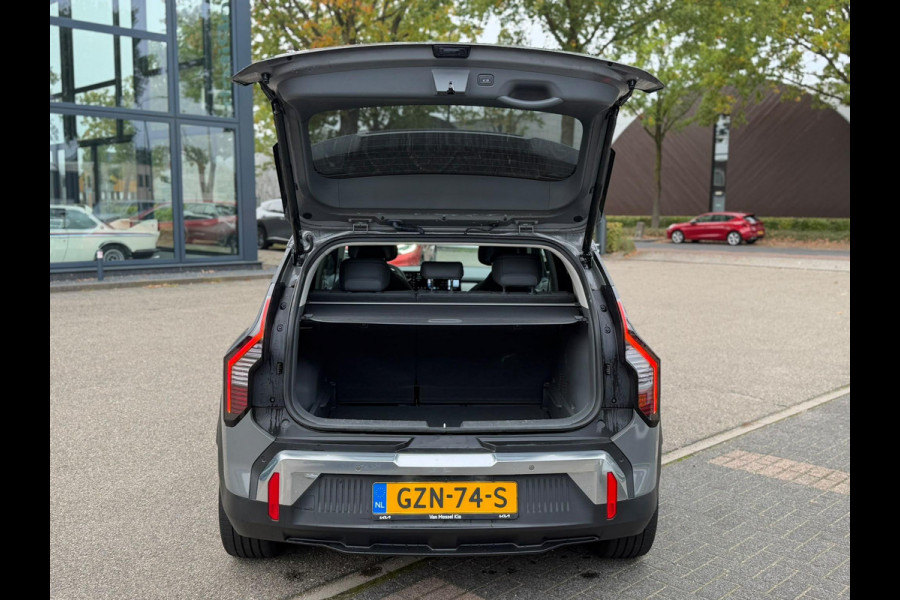 Kia EV3 Plus Advanced 58.3 kWh SOH 100% | HARMAN KARDON | DODE HOEK | ELEK. STOELEN | STOEL + STUURVERWARMING | ADAP. CRUISE | ACHTERUITRIJCAMERA | PANO | FABRIEKS GARANTIE TOT 01-2032 | NET ONDERHOUD GEHAD DIRECT LEVERBAAR |