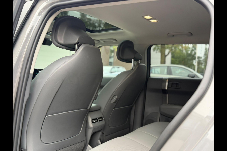 Kia EV3 Plus Advanced 58.3 kWh SOH 100% | HARMAN KARDON | DODE HOEK | ELEK. STOELEN | STOEL + STUURVERWARMING | ADAP. CRUISE | ACHTERUITRIJCAMERA | PANO | FABRIEKS GARANTIE TOT 01-2032 | NET ONDERHOUD GEHAD DIRECT LEVERBAAR |