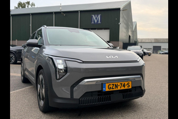 Kia EV3 Plus Advanced 58.3 kWh SOH 100% | HARMAN KARDON | DODE HOEK | ELEK. STOELEN | STOEL + STUURVERWARMING | ADAP. CRUISE | ACHTERUITRIJCAMERA | PANO | FABRIEKS GARANTIE TOT 01-2032 | NET ONDERHOUD GEHAD DIRECT LEVERBAAR |