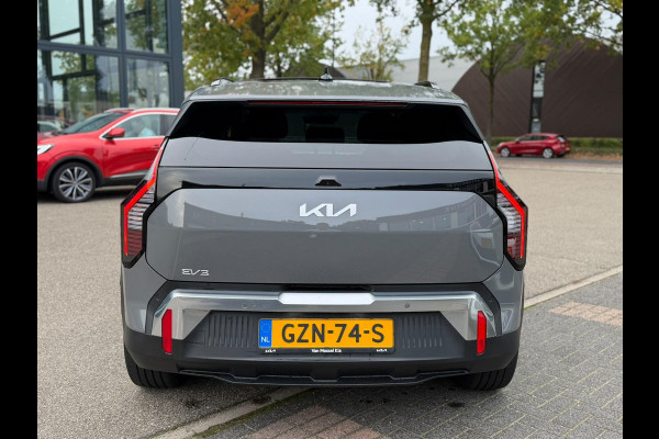 Kia EV3 Plus Advanced 58.3 kWh SOH 100% | HARMAN KARDON | DODE HOEK | ELEK. STOELEN | STOEL + STUURVERWARMING | ADAP. CRUISE | ACHTERUITRIJCAMERA | PANO | FABRIEKS GARANTIE TOT 01-2032 | NET ONDERHOUD GEHAD DIRECT LEVERBAAR |