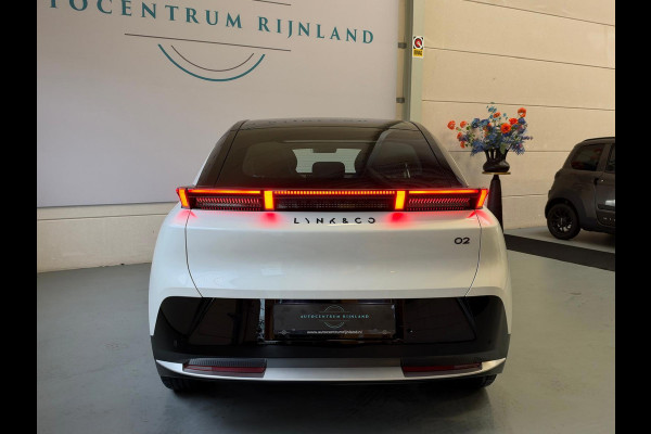 Lynk & Co 02 Core 66 kWh Stoelverwarming, Apple CarPlay, Achteruitrijcamera, Panoramadak, Elektrische Achterklep