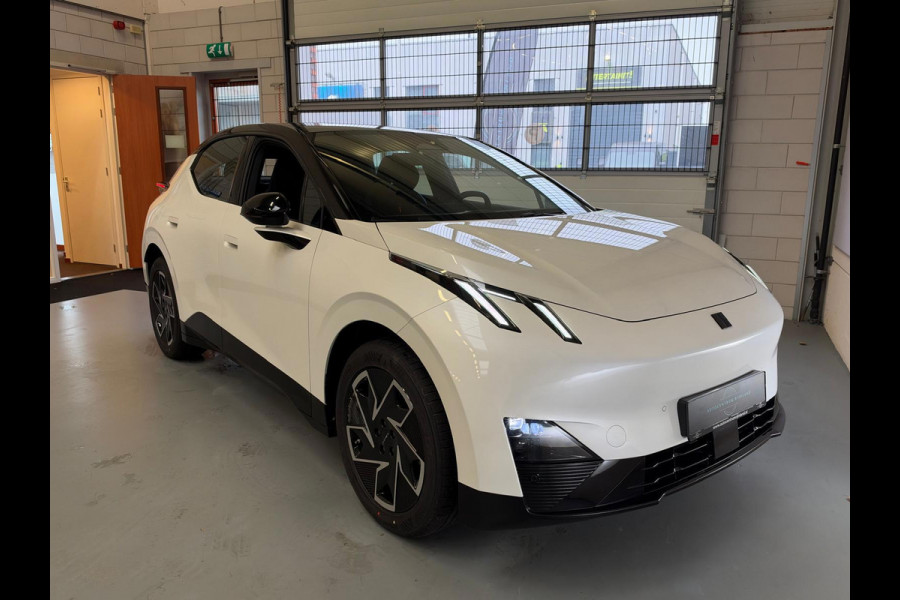 Lynk & Co 02 Core 66 kWh Stoelverwarming, Apple CarPlay, Achteruitrijcamera, Panoramadak, Elektrische Achterklep