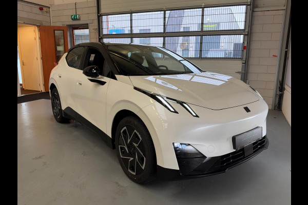 Lynk & Co 02 Core 66 kWh Stoelverwarming, Apple CarPlay, Achteruitrijcamera, Panoramadak, Elektrische Achterklep