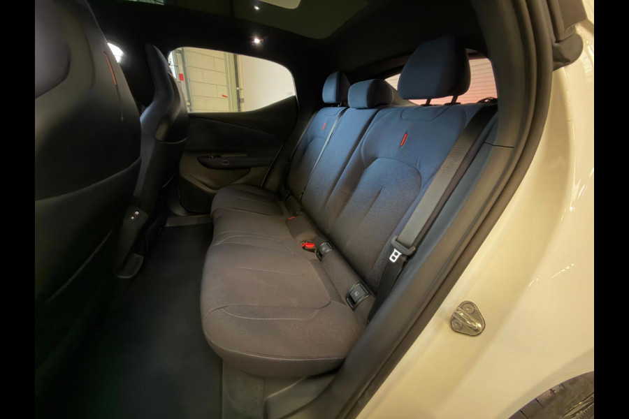 Lynk & Co 02 Core 66 kWh Stoelverwarming, Apple CarPlay, Achteruitrijcamera, Panoramadak, Elektrische Achterklep