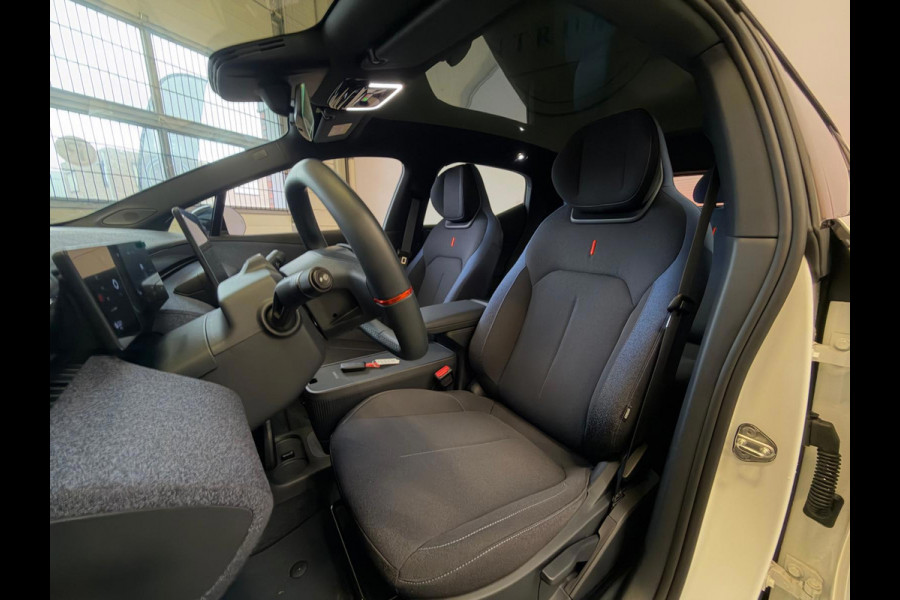 Lynk & Co 02 Core 66 kWh Stoelverwarming, Apple CarPlay, Achteruitrijcamera, Panoramadak, Elektrische Achterklep