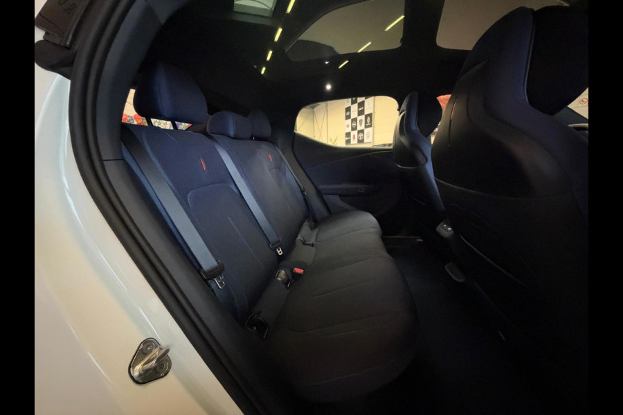 Lynk & Co 02 Core 66 kWh Stoelverwarming, Apple CarPlay, Achteruitrijcamera, Panoramadak, Elektrische Achterklep