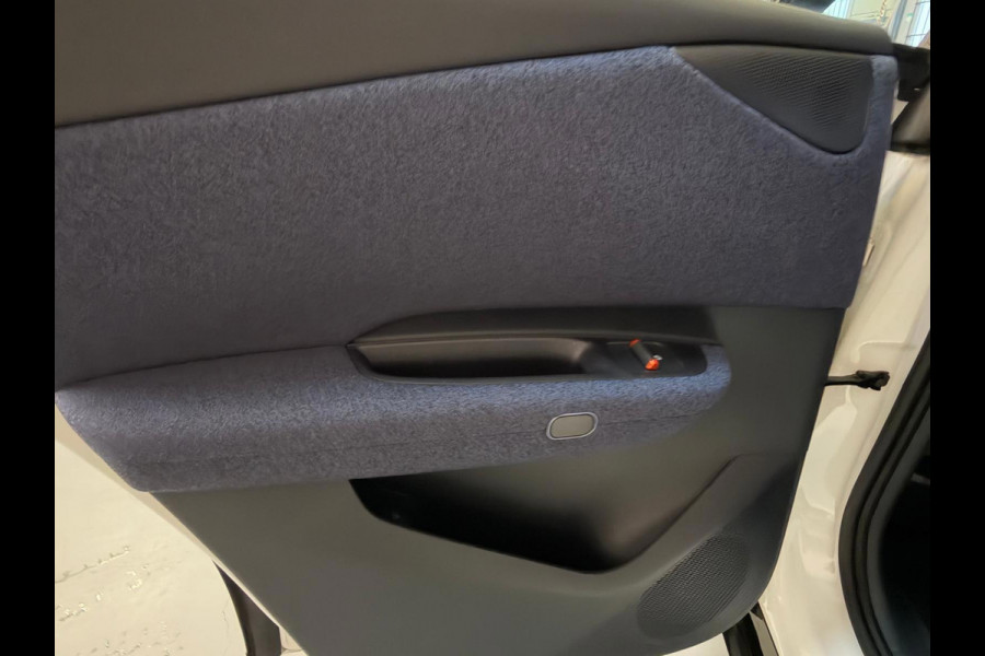 Lynk & Co 02 Core 66 kWh Stoelverwarming, Apple CarPlay, Achteruitrijcamera, Panoramadak, Elektrische Achterklep