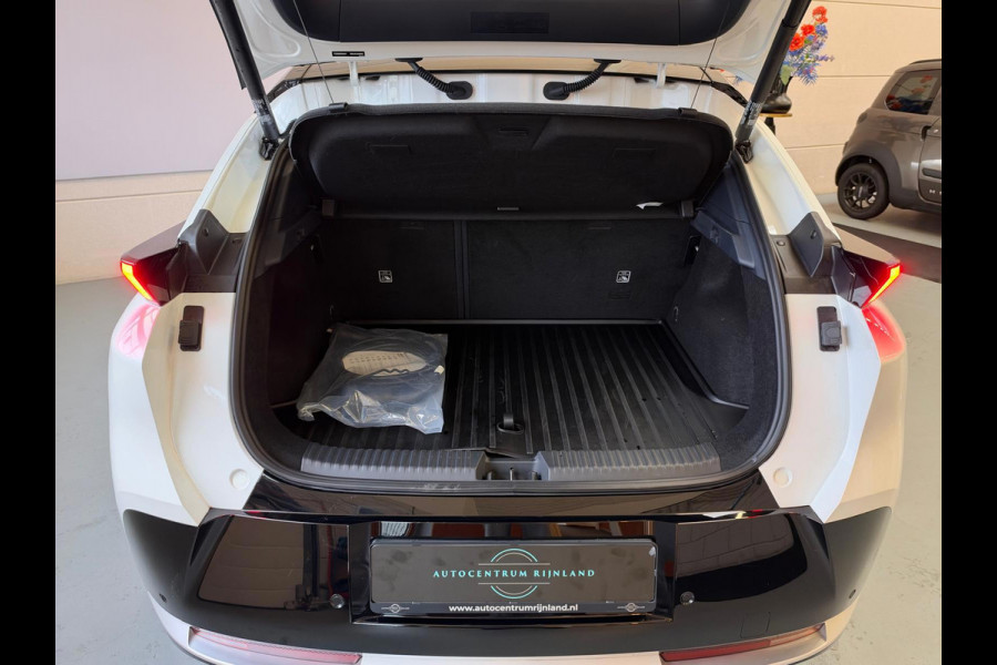 Lynk & Co 02 Core 66 kWh Stoelverwarming, Apple CarPlay, Achteruitrijcamera, Panoramadak, Elektrische Achterklep
