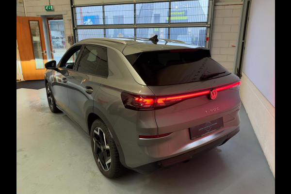 Volkswagen T-Roc 1.5 TSI R-Line Edition Apple Carplay, Adap. cruise, Stoel/stuurverwarming, Sfeerverlichting, full led