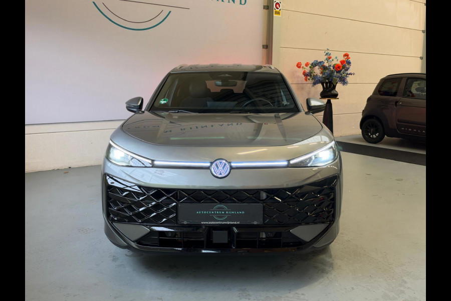 Volkswagen T-Roc 1.5 TSI R-Line Edition Apple Carplay, Adap. cruise, Stoel/stuurverwarming, Sfeerverlichting, full led