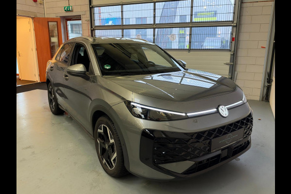 Volkswagen T-Roc 1.5 TSI R-Line Edition Apple Carplay, Adap. cruise, Stoel/stuurverwarming, Sfeerverlichting, full led
