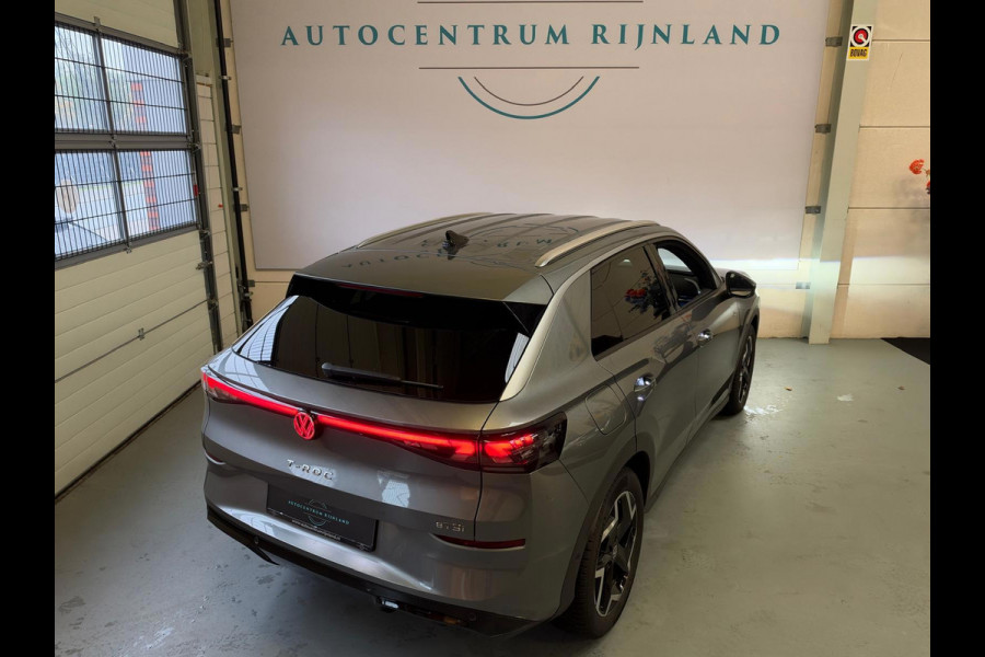 Volkswagen T-Roc 1.5 TSI R-Line Edition Apple Carplay, Adap. cruise, Stoel/stuurverwarming, Sfeerverlichting, full led
