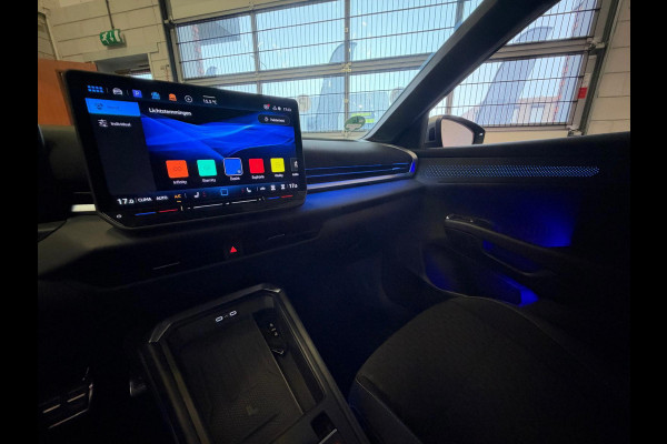 Volkswagen T-Roc 1.5 TSI R-Line Edition Apple Carplay, Adap. cruise, Stoel/stuurverwarming, Sfeerverlichting, full led