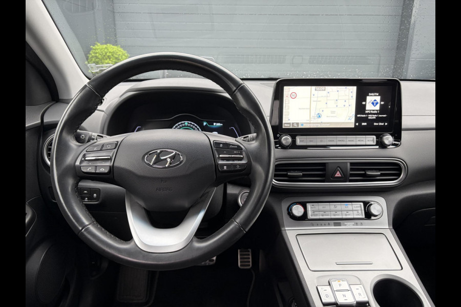 Hyundai Kona EV Fashion 64 kWh ✓2e Eigenaar✓Carplay✓Camera✓Trekhaak✓Dealer Onderhouden✓Draadloze telefoonlader✓Navi✓Keyless✓✓Rijstrooksensor✓Dodehoeksensor✓Pdc✓Lm velgen 17"✓Clima✓Cruise✓204pk✓N.A.P✓Bj 12-2020✓Apk tot 09-2028