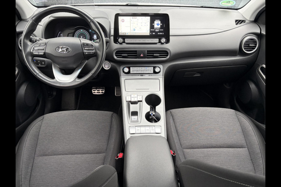 Hyundai Kona EV Fashion 64 kWh ✓2e Eigenaar✓Carplay✓Camera✓Trekhaak✓Dealer Onderhouden✓Draadloze telefoonlader✓Navi✓Keyless✓✓Rijstrooksensor✓Dodehoeksensor✓Pdc✓Lm velgen 17"✓Clima✓Cruise✓204pk✓N.A.P✓Bj 12-2020✓Apk tot 09-2028