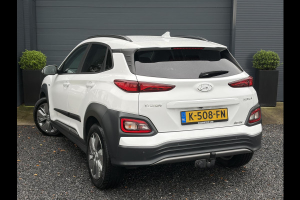 Hyundai Kona EV Fashion 64 kWh ✓2e Eigenaar✓Carplay✓Camera✓Trekhaak✓Dealer Onderhouden✓Draadloze telefoonlader✓Navi✓Keyless✓✓Rijstrooksensor✓Dodehoeksensor✓Pdc✓Lm velgen 17"✓Clima✓Cruise✓204pk✓N.A.P✓Bj 12-2020✓Apk tot 09-2028