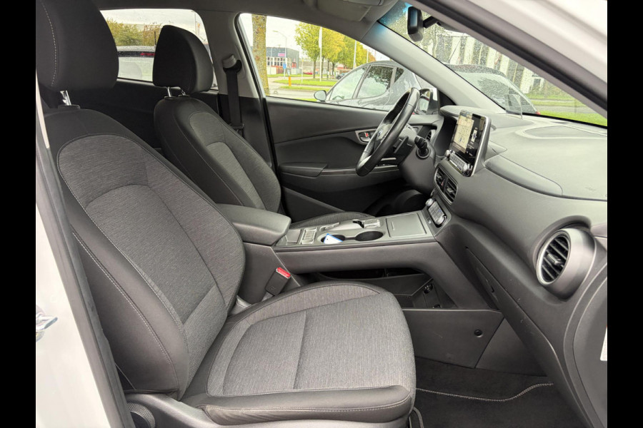 Hyundai Kona EV Fashion 64 kWh ✓2e Eigenaar✓Carplay✓Camera✓Trekhaak✓Dealer Onderhouden✓Draadloze telefoonlader✓Navi✓Keyless✓✓Rijstrooksensor✓Dodehoeksensor✓Pdc✓Lm velgen 17"✓Clima✓Cruise✓204pk✓N.A.P✓Bj 12-2020✓Apk tot 09-2028