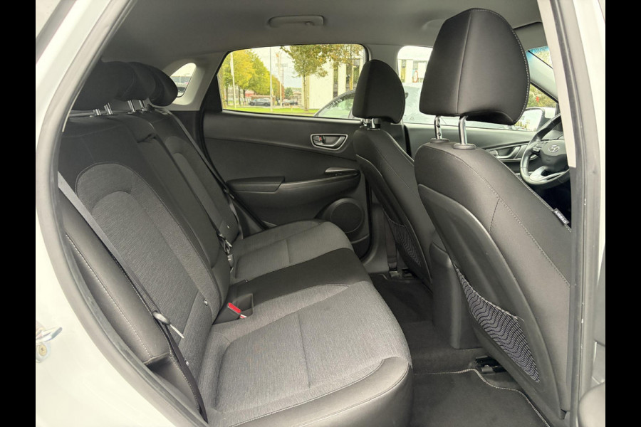 Hyundai Kona EV Fashion 64 kWh ✓2e Eigenaar✓Carplay✓Camera✓Trekhaak✓Dealer Onderhouden✓Draadloze telefoonlader✓Navi✓Keyless✓✓Rijstrooksensor✓Dodehoeksensor✓Pdc✓Lm velgen 17"✓Clima✓Cruise✓204pk✓N.A.P✓Bj 12-2020✓Apk tot 09-2028
