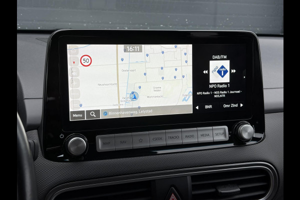Hyundai Kona EV Fashion 64 kWh ✓2e Eigenaar✓Carplay✓Camera✓Trekhaak✓Dealer Onderhouden✓Draadloze telefoonlader✓Navi✓Keyless✓✓Rijstrooksensor✓Dodehoeksensor✓Pdc✓Lm velgen 17"✓Clima✓Cruise✓204pk✓N.A.P✓Bj 12-2020✓Apk tot 09-2028