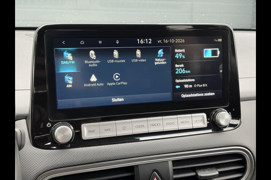 Hyundai Kona EV Fashion 64 kWh ✓2e Eigenaar✓Carplay✓Camera✓Trekhaak✓Dealer Onderhouden✓Draadloze telefoonlader✓Navi✓Keyless✓✓Rijstrooksensor✓Dodehoeksensor✓Pdc✓Lm velgen 17"✓Clima✓Cruise✓204pk✓N.A.P✓Bj 12-2020✓Apk tot 09-2028