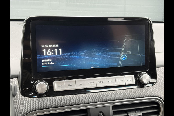 Hyundai Kona EV Fashion 64 kWh ✓2e Eigenaar✓Carplay✓Camera✓Trekhaak✓Dealer Onderhouden✓Draadloze telefoonlader✓Navi✓Keyless✓✓Rijstrooksensor✓Dodehoeksensor✓Pdc✓Lm velgen 17"✓Clima✓Cruise✓204pk✓N.A.P✓Bj 12-2020✓Apk tot 09-2028