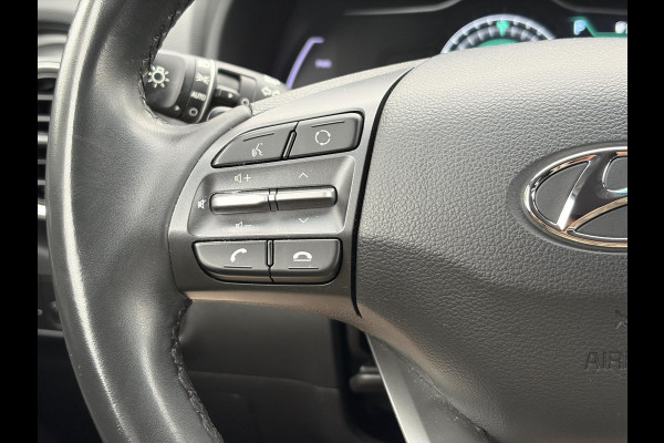 Hyundai Kona EV Fashion 64 kWh ✓2e Eigenaar✓Carplay✓Camera✓Trekhaak✓Dealer Onderhouden✓Draadloze telefoonlader✓Navi✓Keyless✓✓Rijstrooksensor✓Dodehoeksensor✓Pdc✓Lm velgen 17"✓Clima✓Cruise✓204pk✓N.A.P✓Bj 12-2020✓Apk tot 09-2028