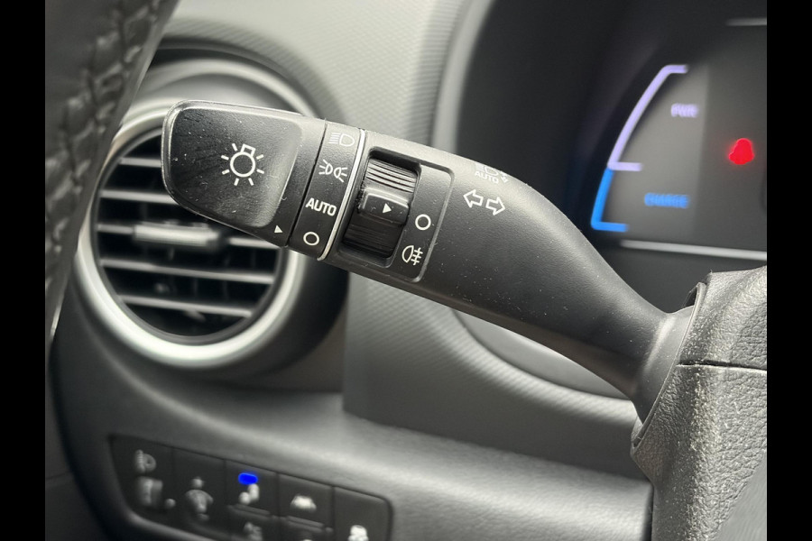 Hyundai Kona EV Fashion 64 kWh ✓2e Eigenaar✓Carplay✓Camera✓Trekhaak✓Dealer Onderhouden✓Draadloze telefoonlader✓Navi✓Keyless✓✓Rijstrooksensor✓Dodehoeksensor✓Pdc✓Lm velgen 17"✓Clima✓Cruise✓204pk✓N.A.P✓Bj 12-2020✓Apk tot 09-2028