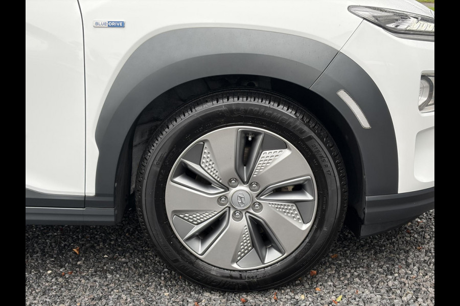 Hyundai Kona EV Fashion 64 kWh ✓2e Eigenaar✓Carplay✓Camera✓Trekhaak✓Dealer Onderhouden✓Draadloze telefoonlader✓Navi✓Keyless✓✓Rijstrooksensor✓Dodehoeksensor✓Pdc✓Lm velgen 17"✓Clima✓Cruise✓204pk✓N.A.P✓Bj 12-2020✓Apk tot 09-2028