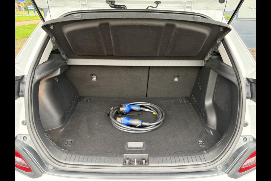 Hyundai Kona EV Fashion 64 kWh ✓2e Eigenaar✓Carplay✓Camera✓Trekhaak✓Dealer Onderhouden✓Draadloze telefoonlader✓Navi✓Keyless✓✓Rijstrooksensor✓Dodehoeksensor✓Pdc✓Lm velgen 17"✓Clima✓Cruise✓204pk✓N.A.P✓Bj 12-2020✓Apk tot 09-2028