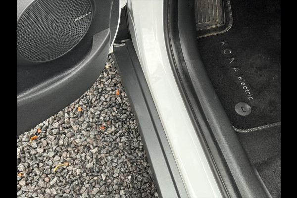 Hyundai Kona EV Fashion 64 kWh ✓2e Eigenaar✓Carplay✓Camera✓Trekhaak✓Dealer Onderhouden✓Draadloze telefoonlader✓Navi✓Keyless✓✓Rijstrooksensor✓Dodehoeksensor✓Pdc✓Lm velgen 17"✓Clima✓Cruise✓204pk✓N.A.P✓Bj 12-2020✓Apk tot 09-2028