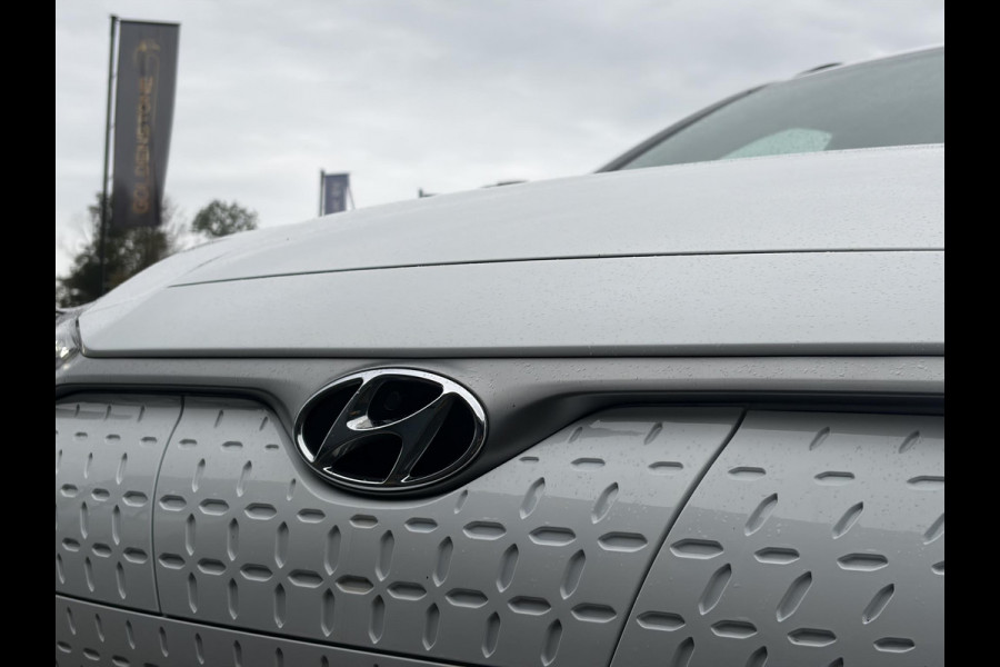 Hyundai Kona EV Fashion 64 kWh ✓2e Eigenaar✓Carplay✓Camera✓Trekhaak✓Dealer Onderhouden✓Draadloze telefoonlader✓Navi✓Keyless✓✓Rijstrooksensor✓Dodehoeksensor✓Pdc✓Lm velgen 17"✓Clima✓Cruise✓204pk✓N.A.P✓Bj 12-2020✓Apk tot 09-2028