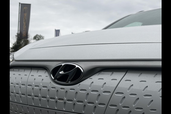 Hyundai Kona EV Fashion 64 kWh ✓2e Eigenaar✓Carplay✓Camera✓Trekhaak✓Dealer Onderhouden✓Draadloze telefoonlader✓Navi✓Keyless✓✓Rijstrooksensor✓Dodehoeksensor✓Pdc✓Lm velgen 17"✓Clima✓Cruise✓204pk✓N.A.P✓Bj 12-2020✓Apk tot 09-2028