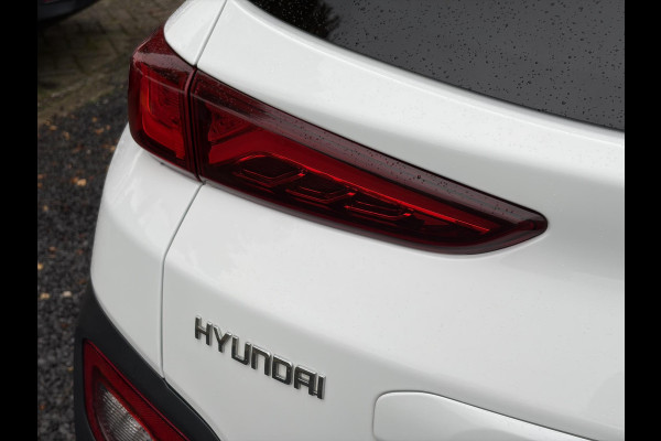 Hyundai Kona EV Fashion 64 kWh ✓2e Eigenaar✓Carplay✓Camera✓Trekhaak✓Dealer Onderhouden✓Draadloze telefoonlader✓Navi✓Keyless✓✓Rijstrooksensor✓Dodehoeksensor✓Pdc✓Lm velgen 17"✓Clima✓Cruise✓204pk✓N.A.P✓Bj 12-2020✓Apk tot 09-2028