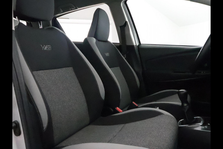 Toyota Yaris 1.0 VVT-i Y20 Bi-Tone | Garantie tot 05-2029! | Navigatie | Camera | Cruise Control | Privacy Glass