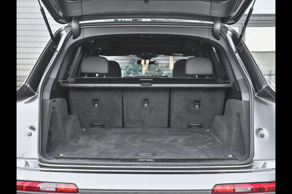 Audi Q7 55 TFSI quattro S Line 40.256 euro Ex BTW/ BPM Panoramadak ACC Leren bekleding 22 inch velgen Trekhaak