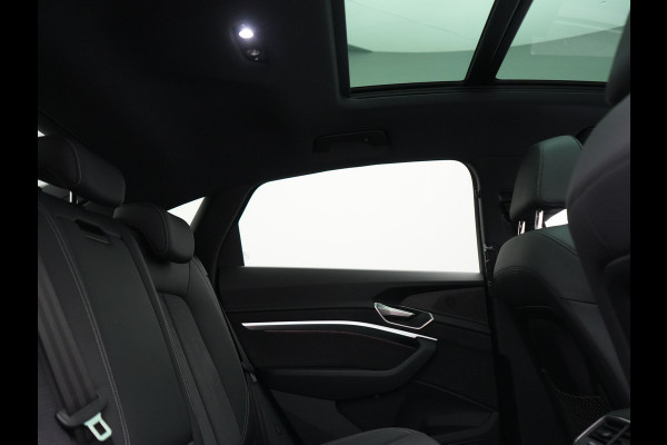 Audi Q8 Sportback e-tron 50 quattro S Line 95 kWh 340pk Dealer O.H. | Panodak | Luchtvering | 360 Camera | Matrix LED | Alcantara Sportstoelen Verwarmd | Keyless | Sfeerverlichting | Apple Carplay | Navigatie | DAB | 21"L.M |