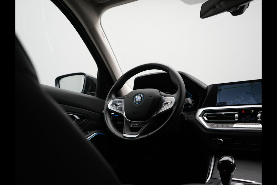 BMW 3 Serie Touring 330e Sportline PHEV 293pk Dealer O.H. | SOH 86,2% | Trekhaak Af Fabriek | Head Up | Adaptive Cruise | Laser LED | 360 Camera | Lederen Sportstoelen Memory & Verwarmd | Stuur Verwarmd | Keyless | BLIS | Sfeerverlichting | Apple Ca