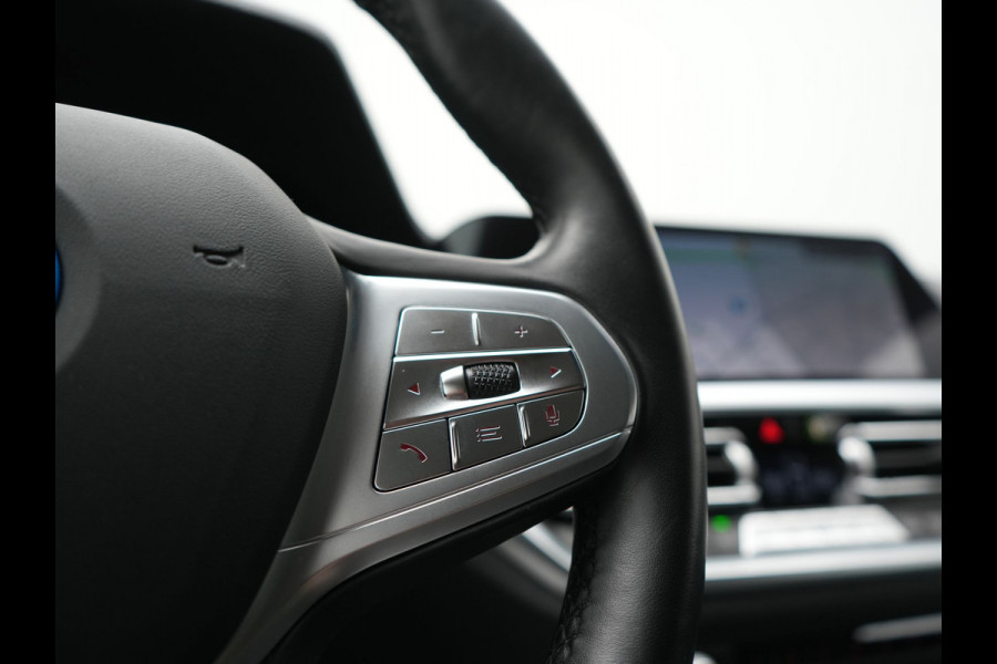 BMW 3 Serie Touring 330e Sportline PHEV 293pk Dealer O.H. | SOH 86,2% | Trekhaak Af Fabriek | Head Up | Adaptive Cruise | Laser LED | 360 Camera | Lederen Sportstoelen Memory & Verwarmd | Stuur Verwarmd | Keyless | BLIS | Sfeerverlichting | Apple Ca