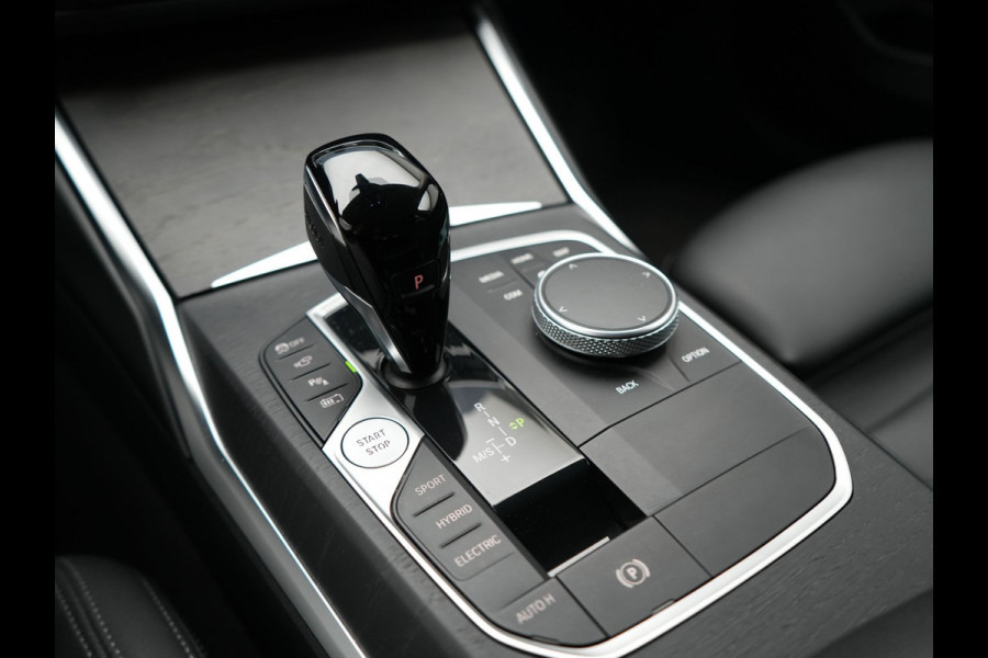 BMW 3 Serie Touring 330e Sportline PHEV 293pk Dealer O.H. | SOH 86,2% | Trekhaak Af Fabriek | Head Up | Adaptive Cruise | Laser LED | 360 Camera | Lederen Sportstoelen Memory & Verwarmd | Stuur Verwarmd | Keyless | BLIS | Sfeerverlichting | Apple Ca