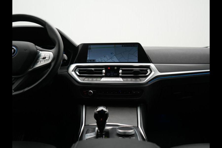 BMW 3 Serie Touring 330e Sportline PHEV 293pk Dealer O.H. | SOH 86,2% | Trekhaak Af Fabriek | Head Up | Adaptive Cruise | Laser LED | 360 Camera | Lederen Sportstoelen Memory & Verwarmd | Stuur Verwarmd | Keyless | BLIS | Sfeerverlichting | Apple Ca