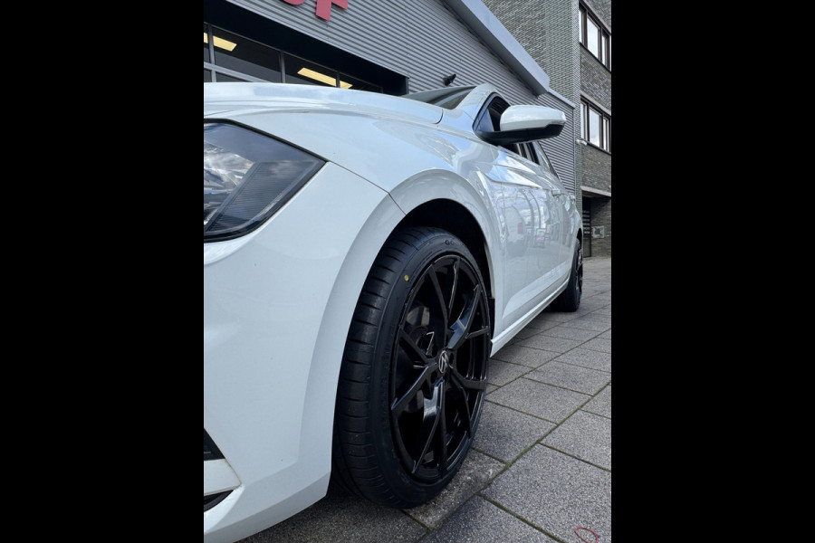 Volkswagen Polo 1.0 Trendline - Navigatie I Airco I PDC I LED I Nwe Sport velgen 18 inch I Veiligheid pakket I Trekhaak