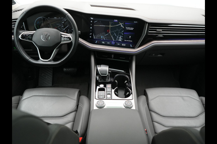 Volkswagen Touareg 3.0 TSi eHybrid 4MOTION PHEV 381pk Dealer O.H. | SOH 91,3% | Trekhaak Af Fabriek | Luchtvering | Panodak | Adaptive Cruise | Dynaudio | 360 Camera | Head Up | Lederen Comfortstoelen Memory & Verwarmd | Sfeerverlichting | Stuur Verwarmd |  Keyless | Apple Carplay | 20"L.M | Plug In Hybrid |